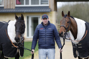 20J4985 Ben Pauling with Handstands [left] and Tellherthename