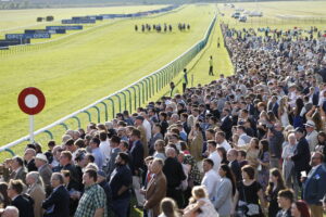 20J7841 Newmarket Crowds