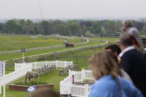 X5B7711 Watching the action at Beverley