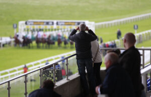 X5B7918 Beverley punters