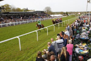 78F7900 Plumpton crowds