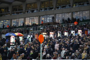 X5B9888 Crowds and Bookmakers at Sandown