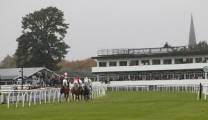 20J4188 Up the straight at Uttoxeter