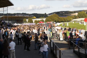 20J9567 Newton Abbot crowds