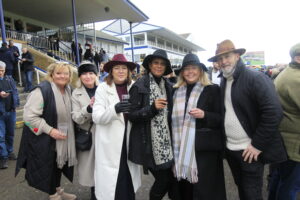 16B3159 Faces At The Races