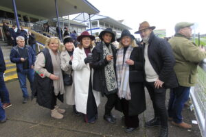 16B3165 Faces At The Races