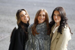20J5223 Ladies at the Races