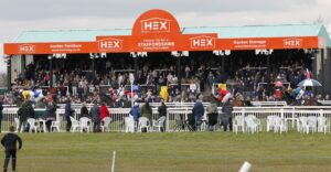 20J0637 Watching the action at Uttoxeter