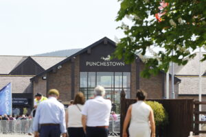78F9986 Punchestown Crowds
