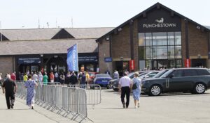 78F9998 Punchestown Crowds