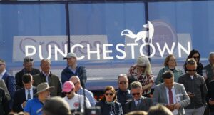 78F1413 Crowds at Punchestown