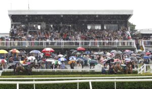 20J1088 Market Rasen Crowds