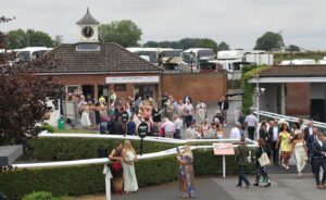 FV1E0793 Market Rasen Crowds