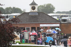 FV1E0798 Market Rasen Crowds