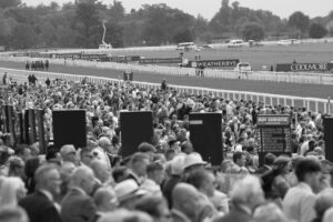 78F8275 York crowds bw