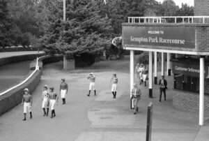 FU0E3950 Kempton jockeys bw