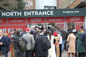 FV1E3640 Kempton Park crowds