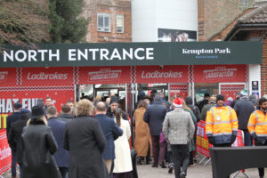 FV1E3642 Kempton Park crowds