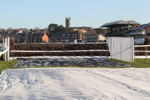 FU0E1869 Warwick covers/abandoned