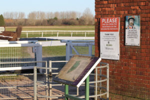 FU0E1882 Warwick covers/abandoned