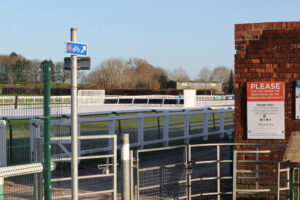 FU0E1884 Warwick covers/abandoned