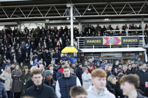 20J9136 Southwell Crowds