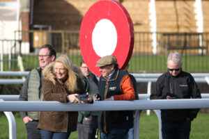 FV1E9793 Gordon and Su Hall with Nicky Henderson