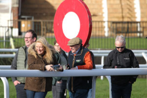 FV1E9794 Gordon and Su Hall with Nicky Henderson