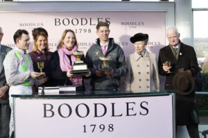 20J8504 Gold Cup presentation