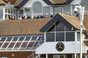 78F3302 Newbury crowds