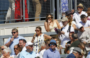 78F2473 Crowds