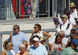 78F2481 Crowds