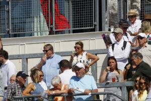 78F2484 Crowds