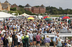 20J6359 Stratford Crowds