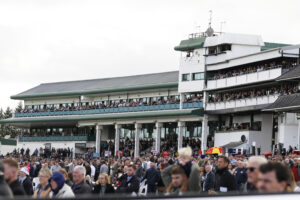 20J5758 Chepstow crowds
