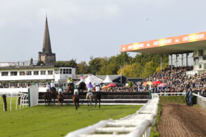 20J6715 Uttoxeter Stands and Cathedral