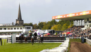 20J6716 Uttoxeter Stands and Cathedral